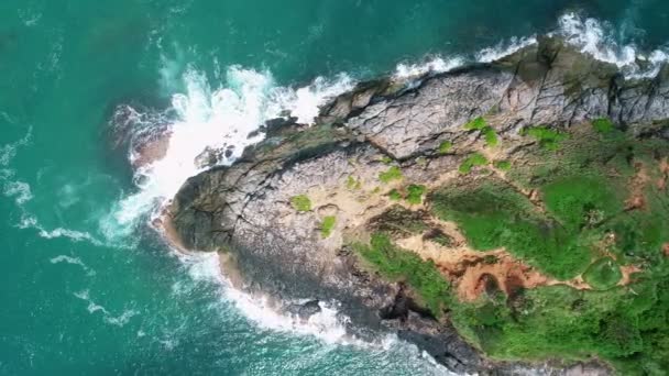 Vista Aérea Câmera Drones Cima Para Baixo Rochas Litorâneas Oceano — Vídeo de Stock