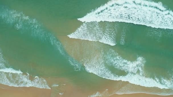 白い波の泡でトップビューのターコイズブルーの海素晴らしい空中ビューの海の表面 — ストック動画