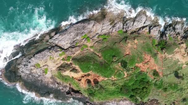 Luftaufnahme Drohne Kamera Von Oben Nach Unten Der Küste Felsen — Stockvideo