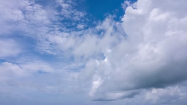 Gökyüzünde Hızla Akan Beyaz Bulutlu Güzel Mavi Gökyüzü Gökyüzü Manzarası — Stok video
