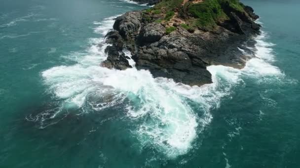 Vista Aérea Câmera Drones Cima Para Baixo Rochas Litorâneas Oceano — Vídeo de Stock