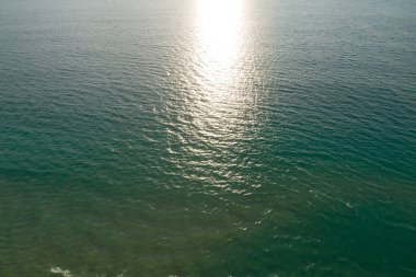 Deniz yüzeyi hava manzarası, Kuş bakışı fotoğraf mavi dalgalar ve su yüzeyi dokusu Mavi deniz arka planı Güzel doğa.