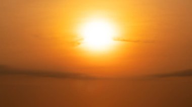 Gün batımında renkli bulutlu gökyüzü ya da gün doğumunda gökyüzü dokusu soyut doğa arka planı.