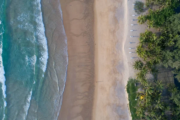 Hindistan cevizi palmiye ağaçlarının gökyüzü manzarası güzel Karon plajı Phuket Tayland inanılmaz deniz kumsalı turist gezisi yeri andaman denizi üzerinde Gün batımında güzel phuket adası.