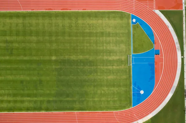 Letecký Pohled Prázdné Nové Fotbalové Hřiště Shora Běžeckými Tratěmi Kolem — Stock fotografie