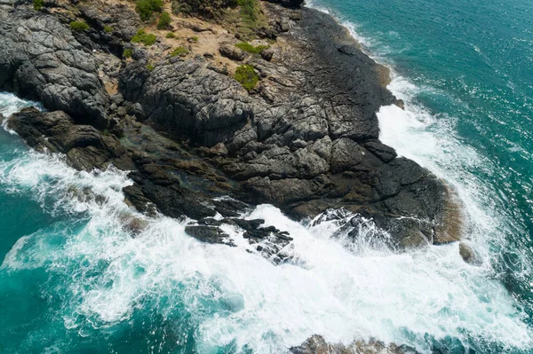 Vista Aérea Mar Batendo Ondas Ondas Espumantes Brancas Rochas Litorâneas — Fotografia de Stock