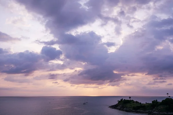 Fantastische Wolken Boven Tropische Zee Bij Zonsondergang Avonds — Stockfoto
