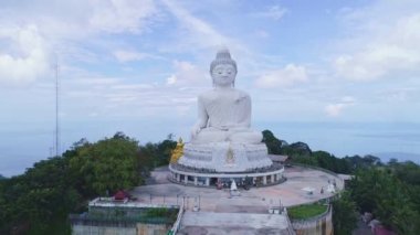Phuket Tayland 'daki yüksek dağ zirvesinde Beyaz Mermer Büyük Buda Heykeli' nin insansız hava görüntüsü, Phuket Adası 'nın güzel simgesi, Phuket Adası' nın manzarasını görmek için popüler turist.