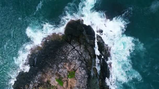 Deniz Kıyısındaki Kayalara Çarpan Dalgaların Hava Görüntüsü Rocky Sahili Muhteşem — Stok video