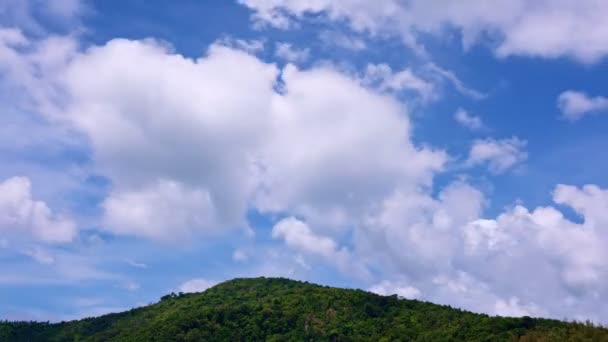 Горное Время Лапс Белые Облака Бегут Над Горами Красивые Облака — стоковое видео