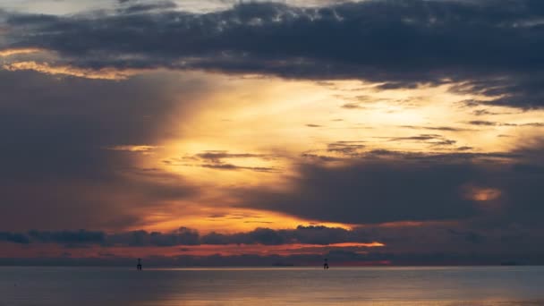Erstaunliche Wolken Über Dem Meer Zeitraffer Sonnenuntergang Oder Sonnenaufgang Brennender — Stockvideo