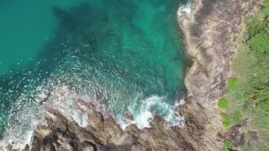 Deniz kıyısındaki kayalara çarpan dalgaların hava görüntüsü Rocky sahili muhteşem doğa arka planı Phuket adası