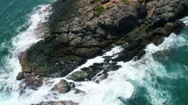 Deniz kıyısındaki kayalara çarpan dalgaların hava görüntüsü Rocky sahili muhteşem doğa arka planı Phuket adası