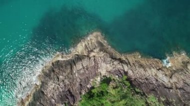 Deniz kıyısındaki kayalara çarpan dalgaların hava görüntüsü Rocky sahili muhteşem doğa arka planı Phuket adası