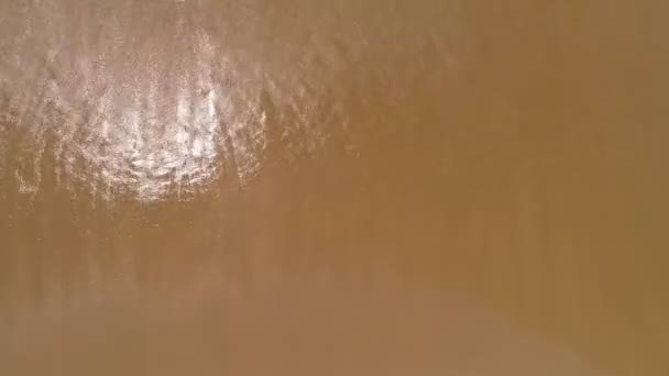 Belle vague de mer en saison estivale Images de drone vue aérienne Incroyable océan fond de la mer Drone volant au-dessus de la mer