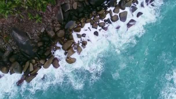 Вид Воздуха Морские Волны Разбивающиеся Скалы Берегу Моря — стоковое видео
