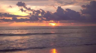 Günbatımında tropikal deniz ya da deniz üzerinde gün doğumunda 4K videosu güneş ufka dokunur, kızıl gökyüzü altın saatinde inanılmaz deniz manzarası, okyanus plajı günbatımları, dönen bulutlarda güneş fantastik doğal gün batımları.