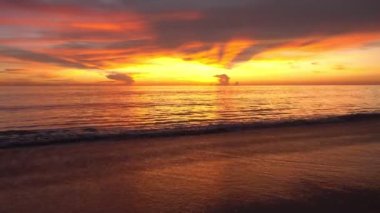 Günbatımında tropikal deniz ya da deniz üzerinde gün doğumunda 4K videosu güneş ufka dokunur, kızıl gökyüzü altın saatinde inanılmaz deniz manzarası, okyanus plajı günbatımları, dönen bulutlarda güneş fantastik doğal gün batımları.