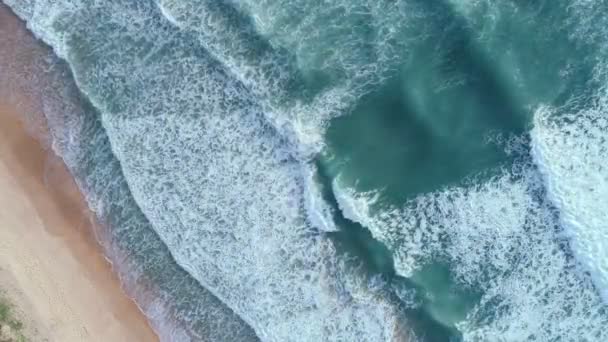 Deniz Dokusunun Üst Görüntüsü Sahilde Köpüren Sıçrayan Dalgalar Güzel Dalga — Stok video