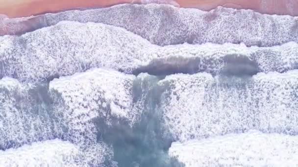 海滩上海浪发泡和飞溅的顶部视图美丽的海浪海面背景 — 图库视频影像