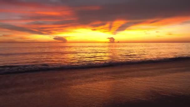 海のビデオの上の日没や日の出で熱帯の海4K 太陽は地平線に触れ 黄金の時間の赤い空素晴らしい海の景色 海のビーチの夕日 波の雲の中の太陽幻想的な自然の夕日 — ストック動画