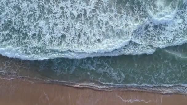 海滩上海浪发泡和飞溅的顶部视图美丽的海浪海面背景 — 图库视频影像