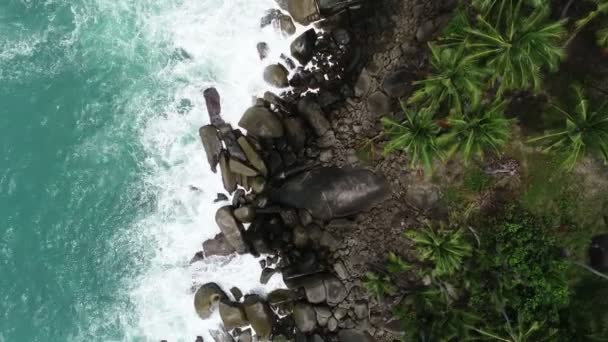 海岸の岩の上で波がクラッシュする海の空中ビュー素晴らしいロッキー海岸を見る素晴らしい自然背景プーケット島 — ストック動画