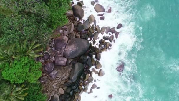 海岸の岩の上で波がクラッシュする海の空中ビュー素晴らしいロッキー海岸を見る素晴らしい自然背景プーケット島 — ストック動画