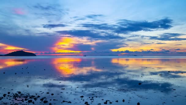 Verbazingwekkende Wolken Zee Timelapse Zonsondergang Zonsopgang Gouden Hemel Stralende Gouden — Stockvideo