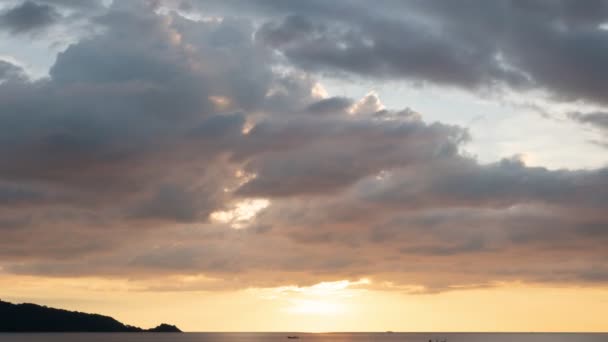 Erstaunliche Wolken Über Dem Meer Zeitraffer Sonnenuntergang Oder Sonnenaufgang Brennender — Stockvideo