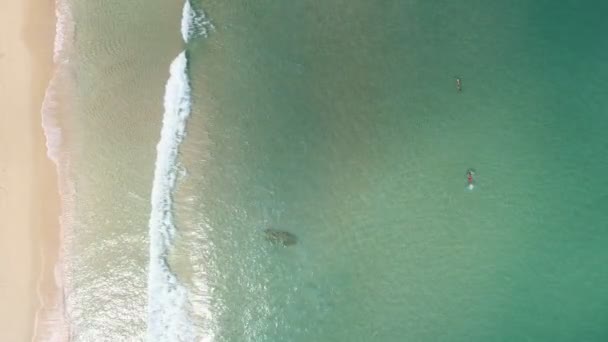 Naar Boven Zicht Zee Textuur Golven Foaming Splashing Het Strand — Stockvideo