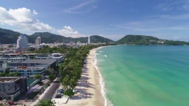 Phuket Tayland Patong şehri Havacılık manzaralı Phuket Adası Tayland inanılmaz sahil gezisi yeri andaman Denizi 'ndeki güzel deniz patong plajının insansız hava aracı görüntüsü