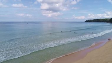 Yaz mevsiminde güzel deniz dalgaları İHA hava görüntülerinden inanılmaz okyanus yüzeyi arkaplan manzarası