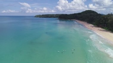 Yaz mevsiminde güzel deniz dalgaları İHA hava görüntülerinden inanılmaz okyanus yüzeyi arkaplan manzarası