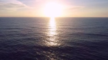 Hava manzaralı güzel gün batımı ya da deniz yüzeyinde gün doğumu güzel dalga harika ışık alacakaranlık gökyüzü batımı sinematik dron dinamik çekimler doğanın güzel deniz manzarası