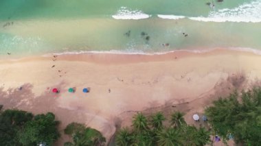 Deniz dokusunun en üst görüntüsü Sahilde köpüren ve sıçrayan dalgalar Güzel dalga deniz yüzeyi arkaplanı