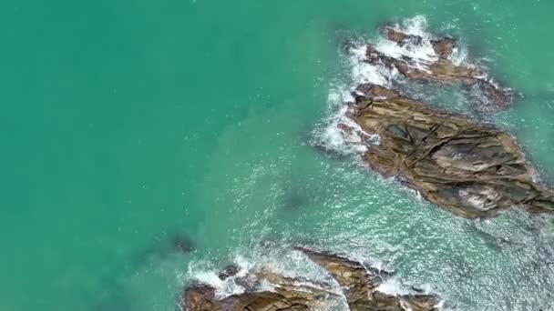 Ilmakuva Drone Kamera Ylhäältä Alas Meren Rannalla Kiviä Hämmästyttävä Meri — kuvapankkivideo