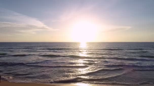 空中风景美丽的风景日落或日出在海面上美丽的波浪迷人的光线黄昏的天空日落电影无人驾驶飞机拍摄动态镜头美丽的自然光海景 — 图库视频影像