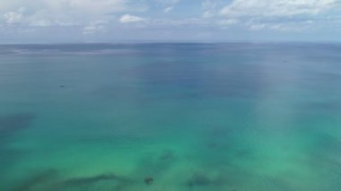 Yaz mevsiminde güzel deniz dalgaları İHA hava görüntülerinden inanılmaz okyanus yüzeyi arkaplan manzarası