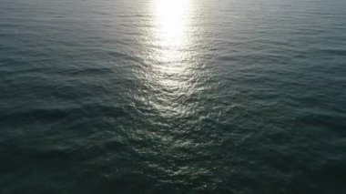 Deniz üzerinde şaşırtıcı bulutlar Zaman ve günbatımı ya da gündoğumu Yanan altın gökyüzü ve parlayan altın dalgalar Deniz yüzeyinde güzel ışık yansıması 4K görüntüler Zaman Hızı 'nın görkemli gökyüzü