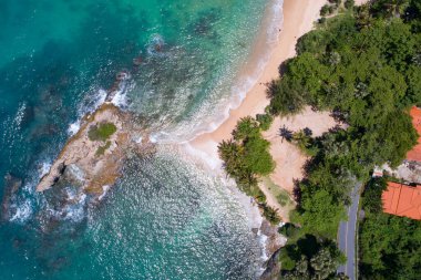 Yanui plajı Phuket Tayland konsept seyahat ve turne arka planında yer alan güzel Phuket adasındaki Tropikal sahil manzarası