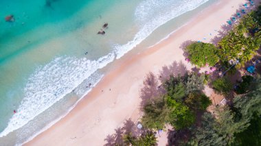 30 Ekim 2021 'de Surin plajı Phuket Tayland' da bulunan güzel Phuket adasındaki Tropikal sahil manzarası inanılmaz güzel.