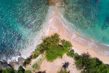 Yanui plajı Phuket Tayland konsept seyahat ve turne arka planında yer alan güzel Phuket adasındaki Tropikal sahil manzarası