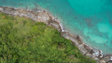 Deniz dalgalarının inanılmaz havadan görünüşü turkuvaz deniz suyuyla kayalara çarpıyor Phuket adasının sahil şeridi Tayland seyahat ve tur konsepti çok güzel