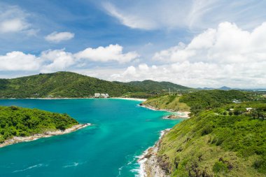Deniz dalgalarının inanılmaz havadan görünüşü turkuvaz deniz suyuyla kayalara çarpıyor Phuket adasının sahil şeridi Tayland seyahat ve tur konsepti çok güzel
