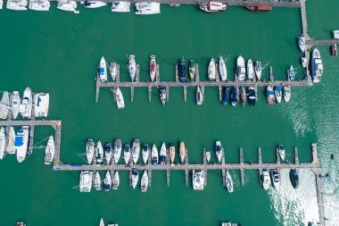 Yat ve yelkenli parkının havadan görüntüsü marina taşımacılığı ve seyahat arkaplanı Yaz mevsiminde güzel deniz
