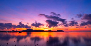 Güzel hareket bulanık gün batımı ya da dramatik gökyüzü bulutları ile gündoğumu tropikal phuket adasında sakin deniz üzerinde inanılmaz doğa manzarası ve doğa deniz manzarası