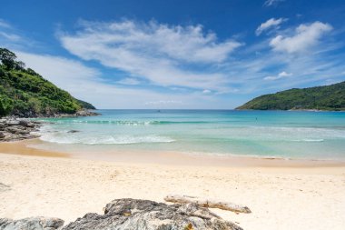 Yaz mevsiminde Naiharn Beach Phuket 'te sahil 27 Ekim 2021 Konsept Seyahat ve tur Boş Sahil Naiharn Sahili Phuket Adası' ndaki ünlü turizm merkezidir.