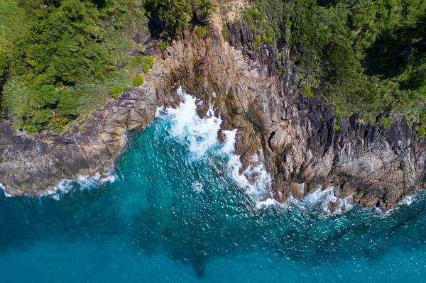 Increíble Vista Aérea Las Olas Del Mar Golpeando Rocas Con — Foto de Stock
