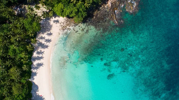 Niesamowita Plaża Widokiem Góry Widok Lotu Ptaka Tropikalna Plaża Morze — Zdjęcie stockowe